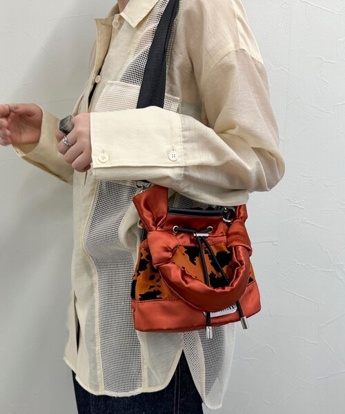 OUTDOOR PRODUCTS（アウトドアプロダクツ）の「【OUTDOOR PRODUCTS /アウトドアプロダクツ】サテンフロッキードロストバッグ（ショルダーバッグ・レディース・ブラック/レッド・FREE）」の5枚目の写真