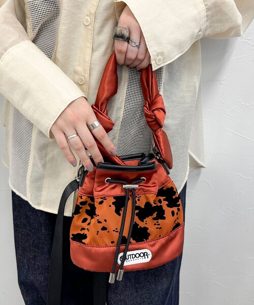 OUTDOOR PRODUCTS（アウトドアプロダクツ）の「【OUTDOOR PRODUCTS /アウトドアプロダクツ】サテンフロッキードロストバッグ（ショルダーバッグ・レディース・ブラック/レッド・FREE）」の6枚目の写真