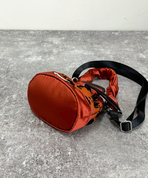 OUTDOOR PRODUCTS（アウトドアプロダクツ）の「【OUTDOOR PRODUCTS /アウトドアプロダクツ】サテンフロッキードロストバッグ（ショルダーバッグ・レディース・ブラック/レッド・FREE）」の13枚目の写真