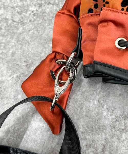 OUTDOOR PRODUCTS（アウトドアプロダクツ）の「【OUTDOOR PRODUCTS /アウトドアプロダクツ】サテンフロッキードロストバッグ（ショルダーバッグ・レディース・ブラック/レッド・FREE）」の17枚目の写真