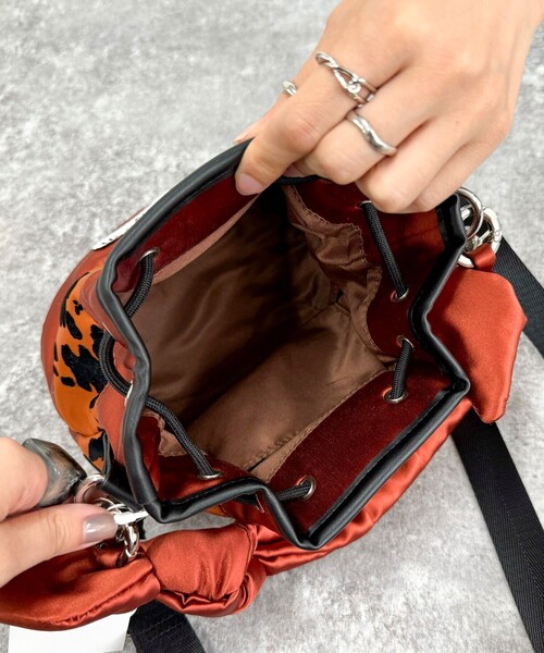 OUTDOOR PRODUCTS（アウトドアプロダクツ）の「【OUTDOOR PRODUCTS /アウトドアプロダクツ】サテンフロッキードロストバッグ（ショルダーバッグ・レディース・ブラック/レッド・FREE）」の20枚目の写真