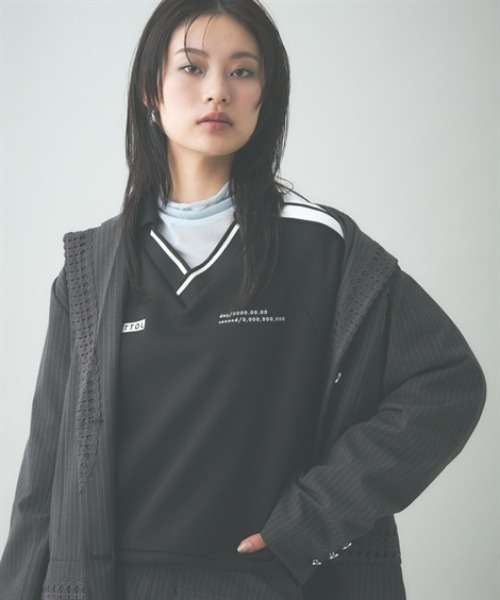 TTOL(トール)の「サイドラインデザインVネックトップス(ジャージ・レディース・ベージュ/ブラック・M-L/L-XL)」の16枚目の写真