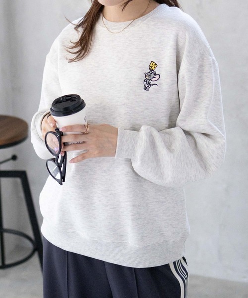Tom＆Jerry（トムアンドジェリー）の「TOM＆JERRY トムとジェリー 刺繍 ルーズシルエットトレーナー（スウェット・レディース・オフホワイト/杢グレー/オートミール・フリー）」の3枚目の写真