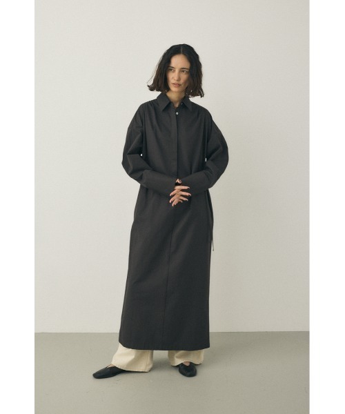 M_（エムアンダーバー）の「オーガニックコットン×リサイクルポリエステル混 シルエットの変化を楽しめるシャツドレス（ワンピース・レディース・ブラック/ホワイト・FREE）」の3枚目の写真