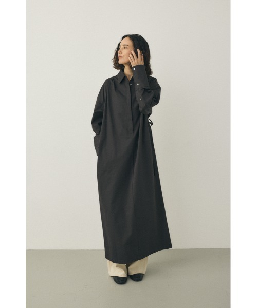 M_（エムアンダーバー）の「オーガニックコットン×リサイクルポリエステル混 シルエットの変化を楽しめるシャツドレス（ワンピース・レディース・ブラック/ホワイト・FREE）」の6枚目の写真