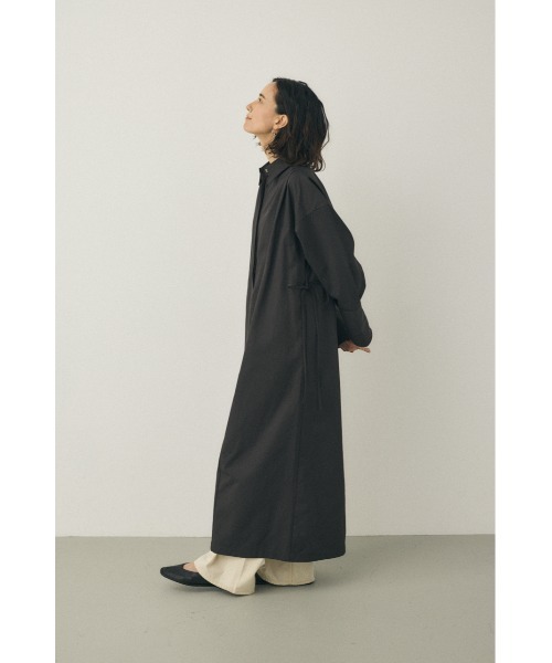 M_（エムアンダーバー）の「オーガニックコットン×リサイクルポリエステル混 シルエットの変化を楽しめるシャツドレス（ワンピース・レディース・ブラック/ホワイト・FREE）」の7枚目の写真