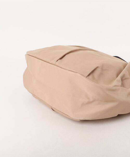 UNIVERSAL OVERALL(ユニバーサルオーバーオール)の「UNIVERSAL OVERALL / Nylon HOBO shoulder(L) / UVO-196(ショルダーバッグ・レディース・ブラック/チャコールグレー/ベージュ・ONESIZE)」の5枚目の写真