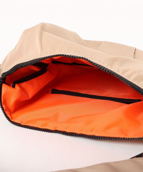 UNIVERSAL OVERALL(ユニバーサルオーバーオール)の「UNIVERSAL OVERALL / Nylon HOBO shoulder(L) / UVO-196(ショルダーバッグ・レディース・ブラック/チャコールグレー/ベージュ・ONESIZE)」の6枚目の写真