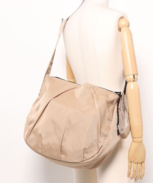 UNIVERSAL OVERALL(ユニバーサルオーバーオール)の「UNIVERSAL OVERALL / Nylon HOBO shoulder(L) / UVO-196(ショルダーバッグ・レディース・ブラック/チャコールグレー/ベージュ・ONESIZE)」の7枚目の写真