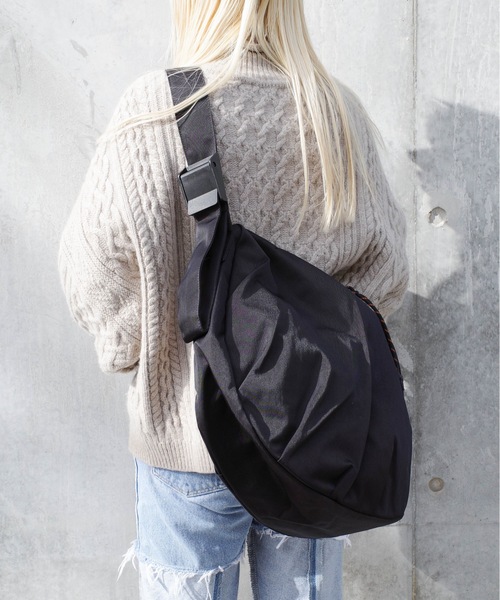 UNIVERSAL OVERALL(ユニバーサルオーバーオール)の「UNIVERSAL OVERALL / Nylon HOBO shoulder(L) / UVO-196(ショルダーバッグ・レディース・ブラック/チャコールグレー/ベージュ・ONESIZE)」の2枚目の写真