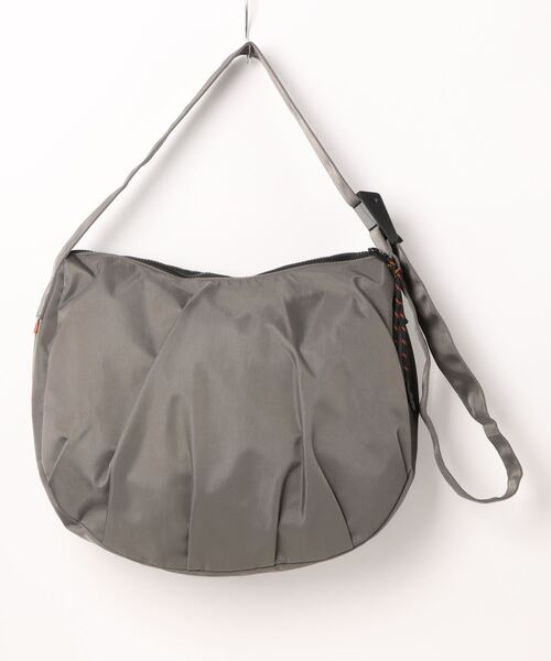 UNIVERSAL OVERALL(ユニバーサルオーバーオール)の「UNIVERSAL OVERALL / Nylon HOBO shoulder(L) / UVO-196(ショルダーバッグ・レディース・ブラック/チャコールグレー/ベージュ・ONESIZE)」の13枚目の写真
