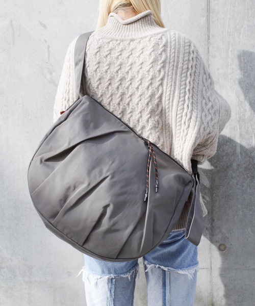 UNIVERSAL OVERALL(ユニバーサルオーバーオール)の「UNIVERSAL OVERALL / Nylon HOBO shoulder(L) / UVO-196(ショルダーバッグ・レディース・ブラック/チャコールグレー/ベージュ・ONESIZE)」の14枚目の写真