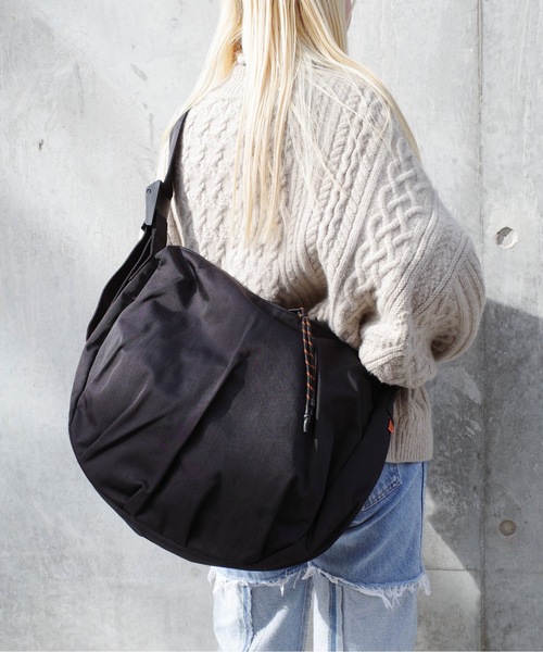 UNIVERSAL OVERALL(ユニバーサルオーバーオール)の「UNIVERSAL OVERALL / Nylon HOBO shoulder(L) / UVO-196(ショルダーバッグ・レディース・ブラック/チャコールグレー/ベージュ・ONESIZE)」の8枚目の写真