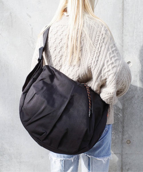 UNIVERSAL OVERALL(ユニバーサルオーバーオール)の「UNIVERSAL OVERALL / Nylon HOBO shoulder(L) / UVO-196(ショルダーバッグ・レディース・ブラック/チャコールグレー/ベージュ・ONESIZE)」の9枚目の写真