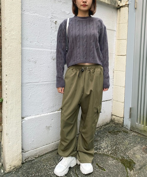 NANEA(ナネア)の「クロップド丈ケーブル編みニットプルオーバー(ニット/セーター・レディース・ホワイト/ブラウン/ベージュ/ブラック/グレー・フリー)」の16枚目の写真
