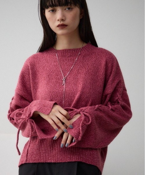 AZUL by moussy（アズールバイマウジー）の「スリーブレースアップニット（ニット/セーター・レディース・グリーン/ダークグレー/スモークピンク/ライトグレー・FREE）」の4枚目の写真