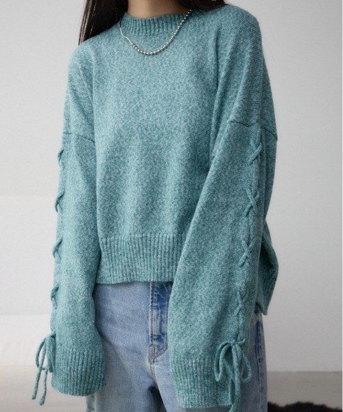 AZUL by moussy（アズールバイマウジー）の「スリーブレースアップニット（ニット/セーター・レディース・グリーン/ダークグレー/スモークピンク/ライトグレー・FREE）」の3枚目の写真