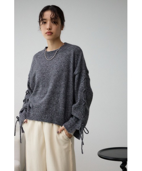 AZUL by moussy（アズールバイマウジー）の「スリーブレースアップニット（ニット/セーター・レディース・グリーン/ダークグレー/スモークピンク/ライトグレー・FREE）」の6枚目の写真