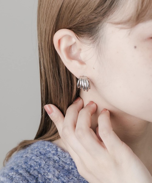 SMELLY(スメリー)の「ステンレスメタルラインピアス(ピアス(両耳用)・レディース・シルバー・-)」の4枚目の写真