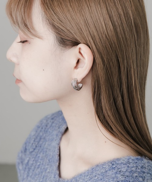 SMELLY(スメリー)の「ステンレスメタルラインピアス(ピアス(両耳用)・レディース・シルバー・-)」の3枚目の写真
