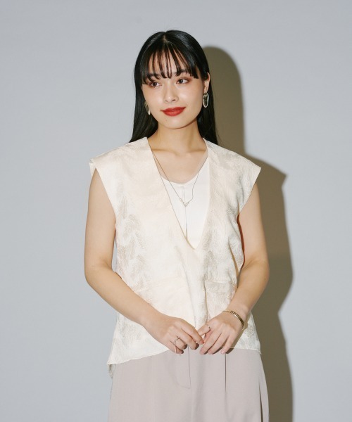 美品✨ AEWENMATOPH C/LラチネVネックベスト リネンkazumi ぽんぽこ様専用kazumi着用AEWENMATOPH C/LラチネVネックベスト