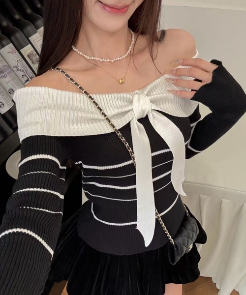 Sibra(シブラ)の「ボーダーリボン付きオフショルニット(ニット/セーター・レディース・ブルー/ホワイト/ブラウン/ブラック/グレー・M)」の1枚目の写真