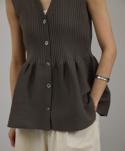 SALON adam et rope'（サロン アダム エ ロペ）の「【WEB限定】リブフレアーペプラムプルオーバー 2［2WAY・追加］（ニット/セーター・レディース・キャメル/ブラック/チャコールグレー・FREE）」の22枚目の写真