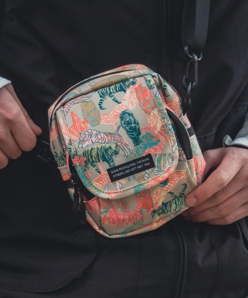 go slow caravan(ゴースローキャラバン)の「KiU/キウ 600D FLUP POCKET SHOULDER BAG(ショルダーバッグ・レディース・その他5/その他2/ブラック/ダークグリーン・FREE)」の1枚目の写真