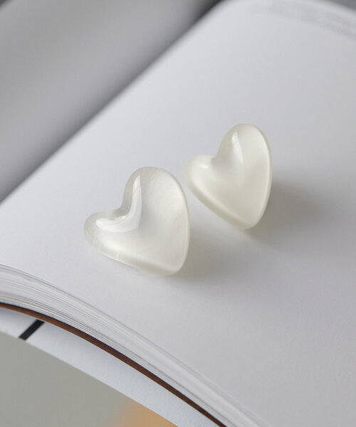 ear PAPILLONNER（イアパピヨネ）の「《WEB＆一部店舗限定》ぷっくりクリアハートイヤリング（イヤリング・レディース・ホワイト/モスグリーン・FREE）」の9枚目の写真