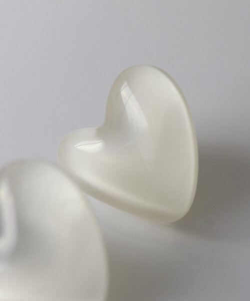 ear PAPILLONNER（イアパピヨネ）の「《WEB＆一部店舗限定》ぷっくりクリアハートイヤリング（イヤリング・レディース・ホワイト/モスグリーン・FREE）」の8枚目の写真