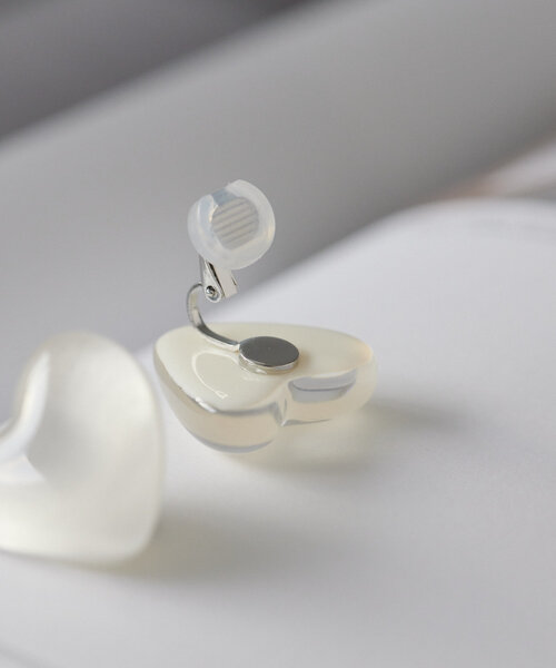 ear PAPILLONNER（イアパピヨネ）の「《WEB＆一部店舗限定》ぷっくりクリアハートイヤリング（イヤリング・レディース・ホワイト/モスグリーン・FREE）」の7枚目の写真