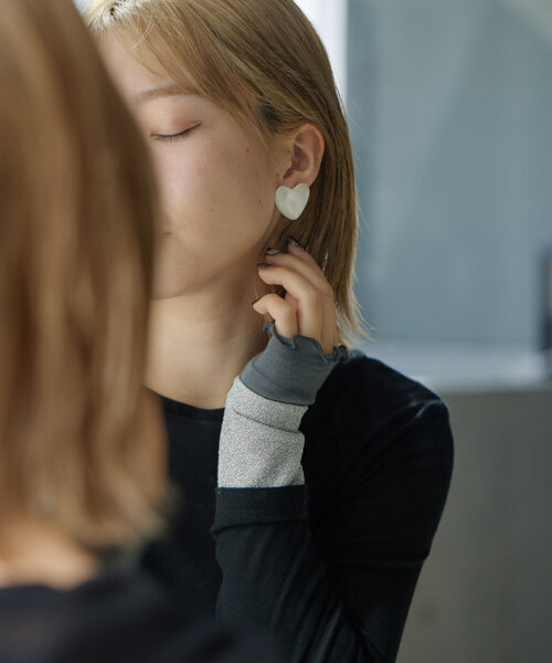 ear PAPILLONNER（イアパピヨネ）の「《WEB＆一部店舗限定》ぷっくりクリアハートイヤリング（イヤリング・レディース・ホワイト/モスグリーン・FREE）」の6枚目の写真