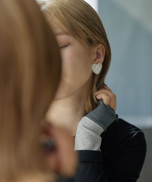 ear PAPILLONNER（イアパピヨネ）の「《WEB＆一部店舗限定》ぷっくりクリアハートイヤリング（イヤリング・レディース・ホワイト/モスグリーン・FREE）」の5枚目の写真