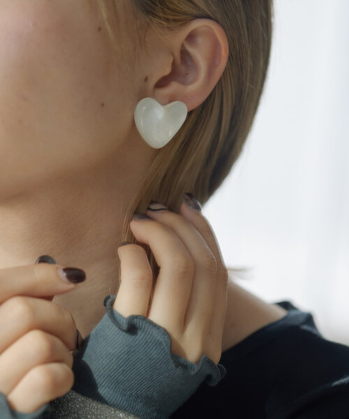 ear PAPILLONNER（イアパピヨネ）の「《WEB＆一部店舗限定》ぷっくりクリアハートイヤリング（イヤリング・レディース・ホワイト/モスグリーン・FREE）」の4枚目の写真