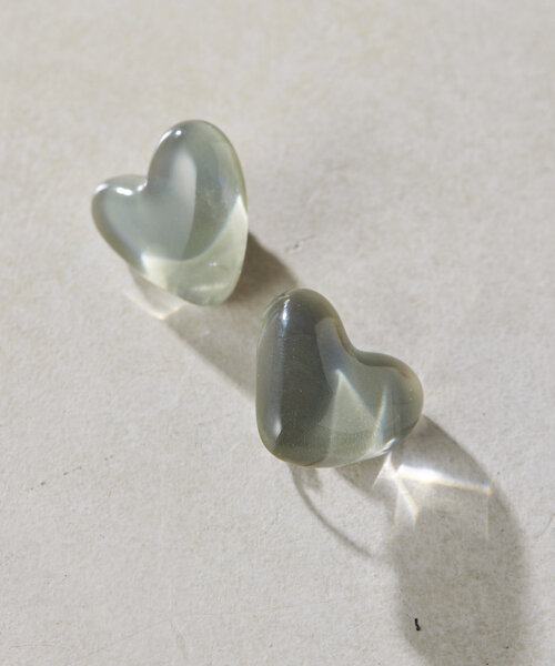 ear PAPILLONNER（イアパピヨネ）の「《WEB＆一部店舗限定》ぷっくりクリアハートイヤリング（イヤリング・レディース・ホワイト/モスグリーン・FREE）」の3枚目の写真