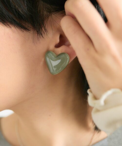 ear PAPILLONNER（イアパピヨネ）の「《WEB＆一部店舗限定》ぷっくりクリアハートイヤリング（イヤリング・レディース・ホワイト/モスグリーン・FREE）」の13枚目の写真