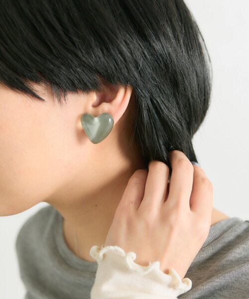 ear PAPILLONNER（イアパピヨネ）の「《WEB＆一部店舗限定》ぷっくりクリアハートイヤリング（イヤリング・レディース・ホワイト/モスグリーン・FREE）」の11枚目の写真