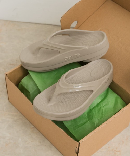 OOFOS(ウーフォス)の「OOFOS OOmega(サンダル・レディース・ベージュ/ブラック・6/7/8)」の3枚目の写真