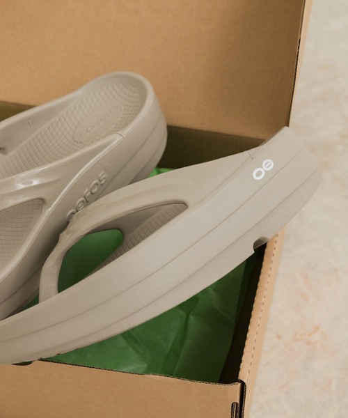 OOFOS(ウーフォス)の「OOFOS OOmega(サンダル・レディース・ベージュ/ブラック・6/7/8)」の4枚目の写真