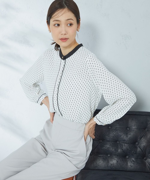 GALLORIA(ギャローリア)の「オフィススタイルにおすすめ 配色バンドシャツ(シャツ/ブラウス・レディース・グレイッシュベージュ/ホワイト/ライトグレー・LL/S/M/L)」の1枚目の写真