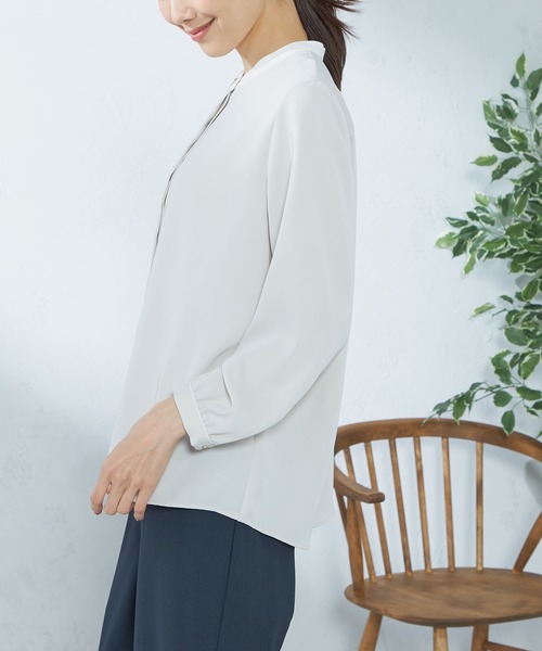 GALLORIA(ギャローリア)の「オフィススタイルにおすすめ 配色バンドシャツ(シャツ/ブラウス・レディース・グレイッシュベージュ/ホワイト/ライトグレー・LL/S/M/L)」の12枚目の写真