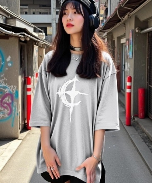 ARULE(アルール)の「A'GEM/9 × .kom 『ARULE/アルール』ピグメントスタームーンTシャツ(Tシャツ/カットソー・メンズ・チャコールグレー/グレー・FREE)」の2枚目の写真