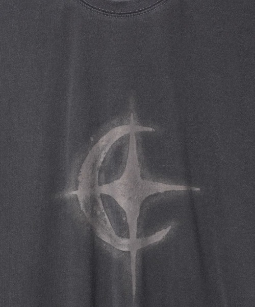 ARULE(アルール)の「A'GEM/9 × .kom 『ARULE/アルール』ピグメントスタームーンTシャツ(Tシャツ/カットソー・メンズ・チャコールグレー/グレー・FREE)」の8枚目の写真