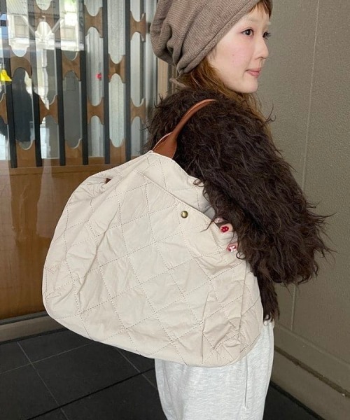 toleur(トーラ)の「【別注】toleur / ナイロン キルト バッグ(ショルダーバッグ・レディース・ナチュラル/ブラック・ONE SIZE)」の2枚目の写真