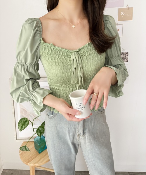Dewlily(デューリリー)の「柔らかく華やぐ 着映えディテール シャーリングパフスリーブトップス(シャツ/ブラウス・レディース・グリーン/ピンク/ブルー/アイボリー/ホワイト/ブラック・FREE)」の18枚目の写真