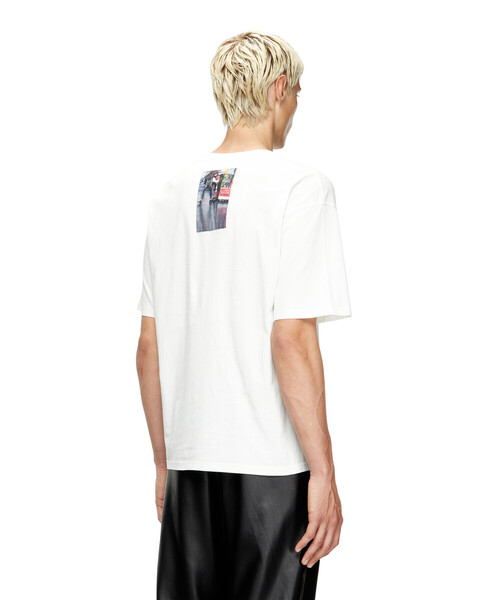 DIESEL(ディーゼル)の「メンズ Tシャツ T-BOXT-T3(Tシャツ/カットソー・メンズ・オフホワイト/ライトブルー/ブラック・XX-LARGE/X-LARGE/LARGE/MEDIUM/SMALL/X-SMALL/XXX-LARGE)」の5枚目の写真