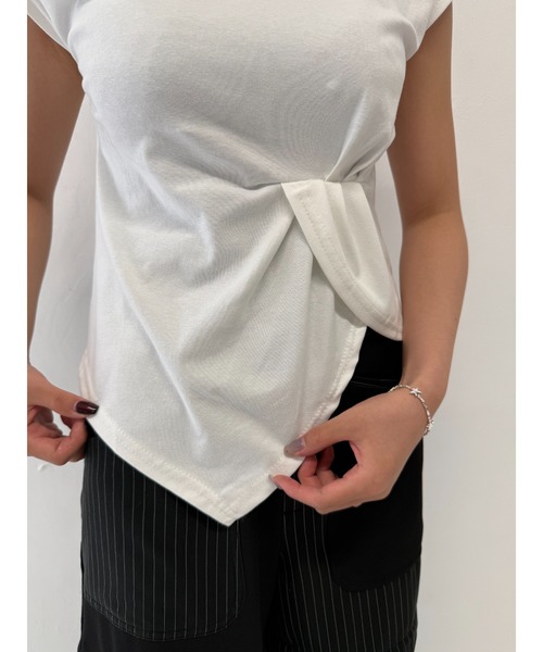 Geeong（ジーオン）の「【ZOZO限定】アシンメトリーシャーリングトップス（Tシャツ/カットソー・レディース・ライトブルー/ブラック/ホワイト・FREE）」の6枚目の写真