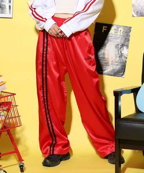 NERDY(ノルディ)の「グロッシートラックパンツ(スウェットパンツ・レディース・レッド/シルバー/ブラック・M/SS/L/S)」の1枚目の写真