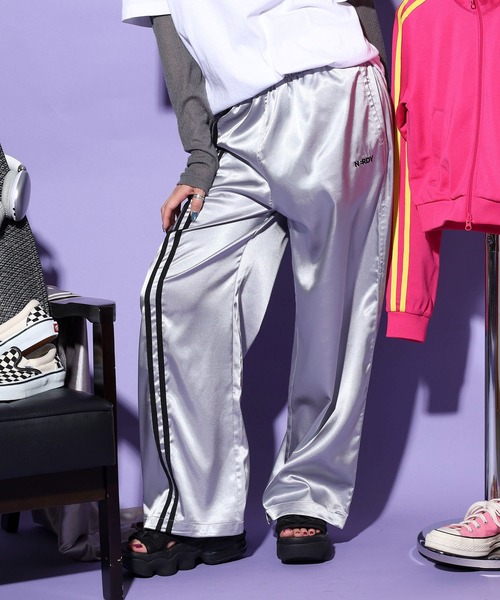 NERDY(ノルディ)の「グロッシートラックパンツ(スウェットパンツ・レディース・レッド/シルバー/ブラック・M/SS/L/S)」の3枚目の写真