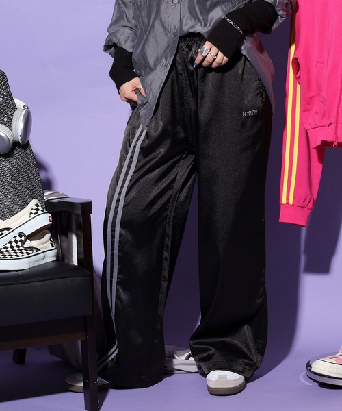 NERDY(ノルディ)の「グロッシートラックパンツ(スウェットパンツ・レディース・レッド/シルバー/ブラック・M/SS/L/S)」の4枚目の写真